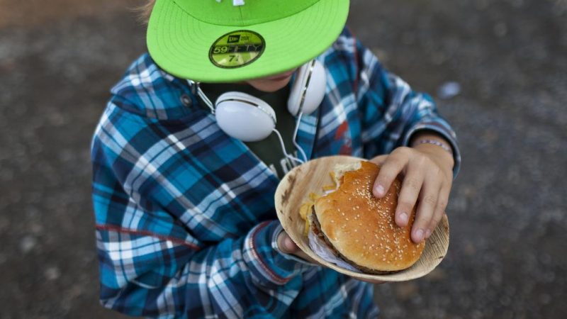 Transition préoccupante : l’obésité chez les jeunes dépasse la sous-nutrition, alimentée par la consommation de malbouffe