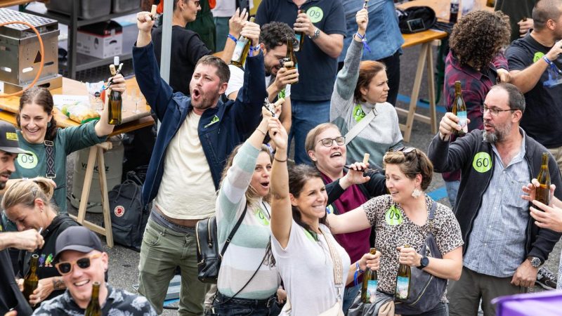Chardonne établit un record mondial avec un débouchage collectif de bouteilles de vin