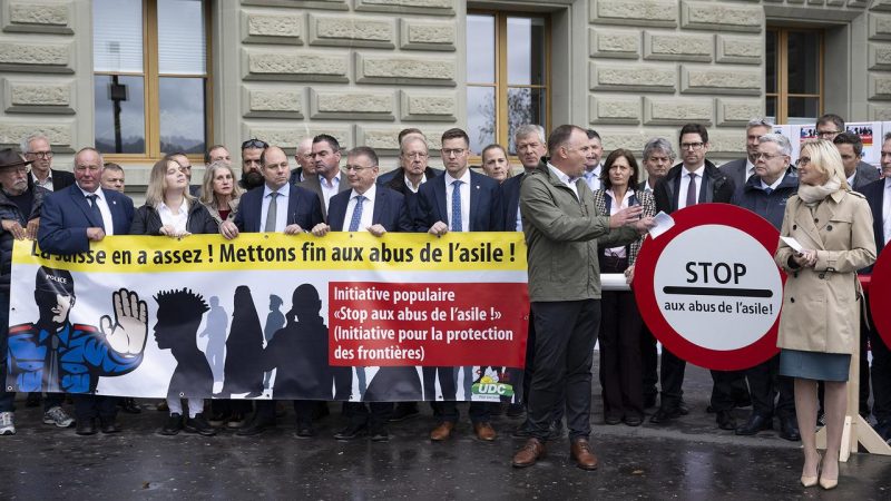 UDC dépose l’initiative Stop aux abus de l’asile : contrôles frontaliers systématiques et renégociation possible des accords internationaux