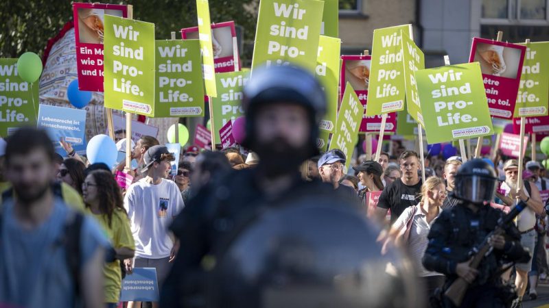Manifestation anti-IVG à Zurich : environ 2000 opposants et tensions sécuritaires