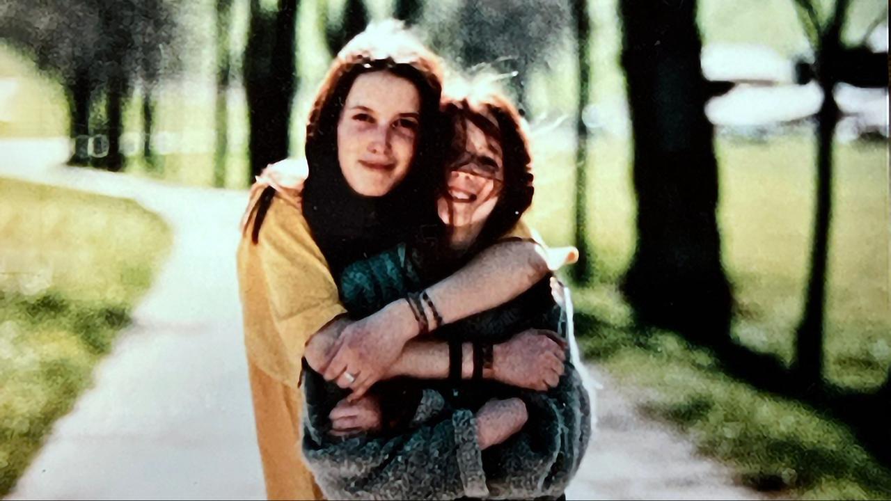 Clémence et Camille : Une exploration théâtrale des thèmes de l’identité, du libre arbitre et de la sororité