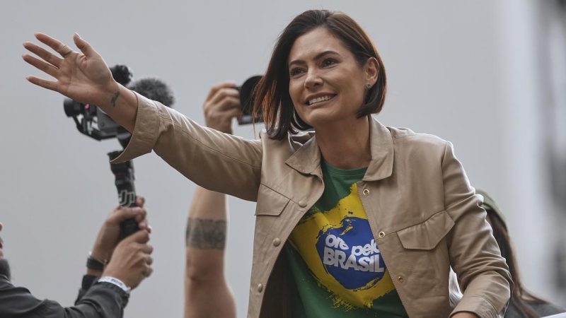 Michelle Bolsonaro n’exclut pas de succéder à son mari en 2026, selon des déclarations publiques