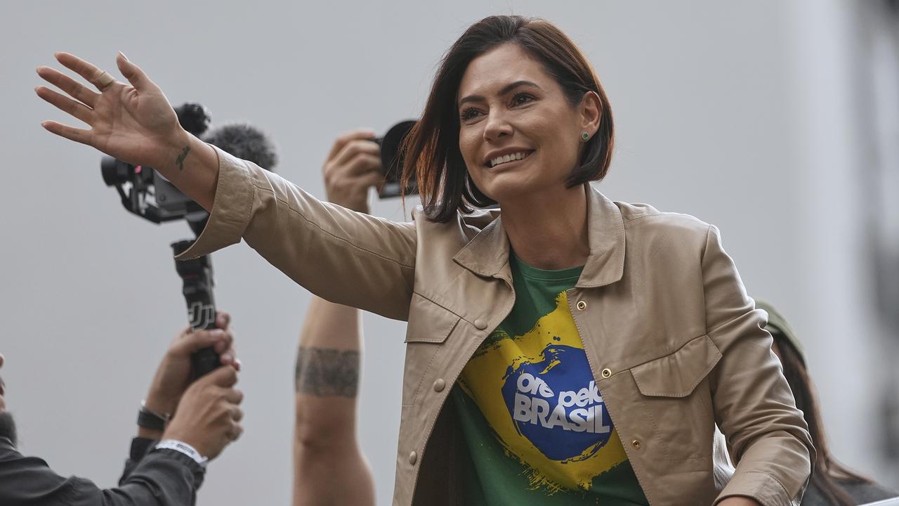 Michelle Bolsonaro n’exclut pas de succéder à son mari en 2026, selon des déclarations publiques