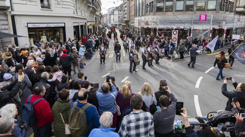 Genève : Le Grand Conseil adopte une motion visant à interdire de fumer sur les terrasses pendant les repas