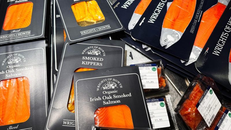Promotions massives sur le saumon en grande surface : ce que révèlent les rabais et le gaspillage