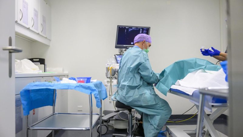 Réductions de l’aide internationale : jusqu’à 22,6 millions de décès évitables d’ici 2030 selon une étude internationale