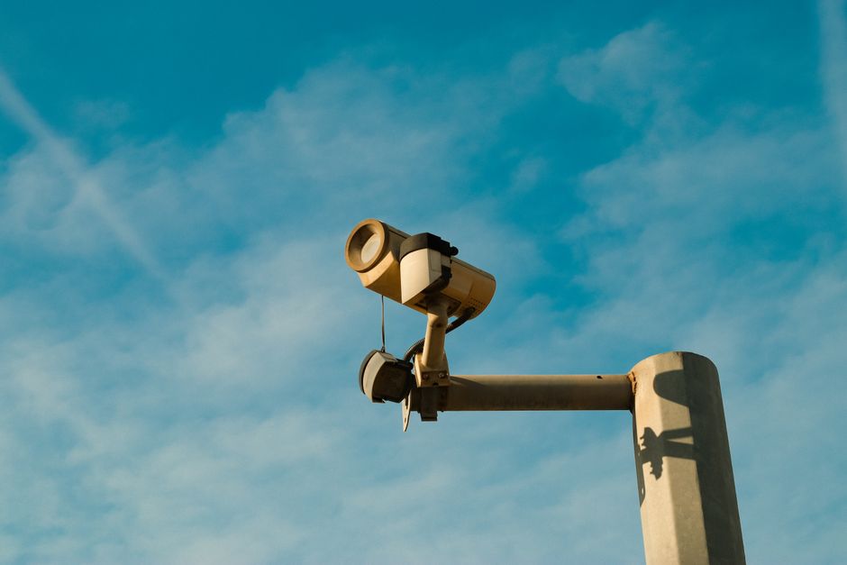Chat Control : l’Union européenne force l’adoption d’une loi de surveillance massive rejetée par le Parlement